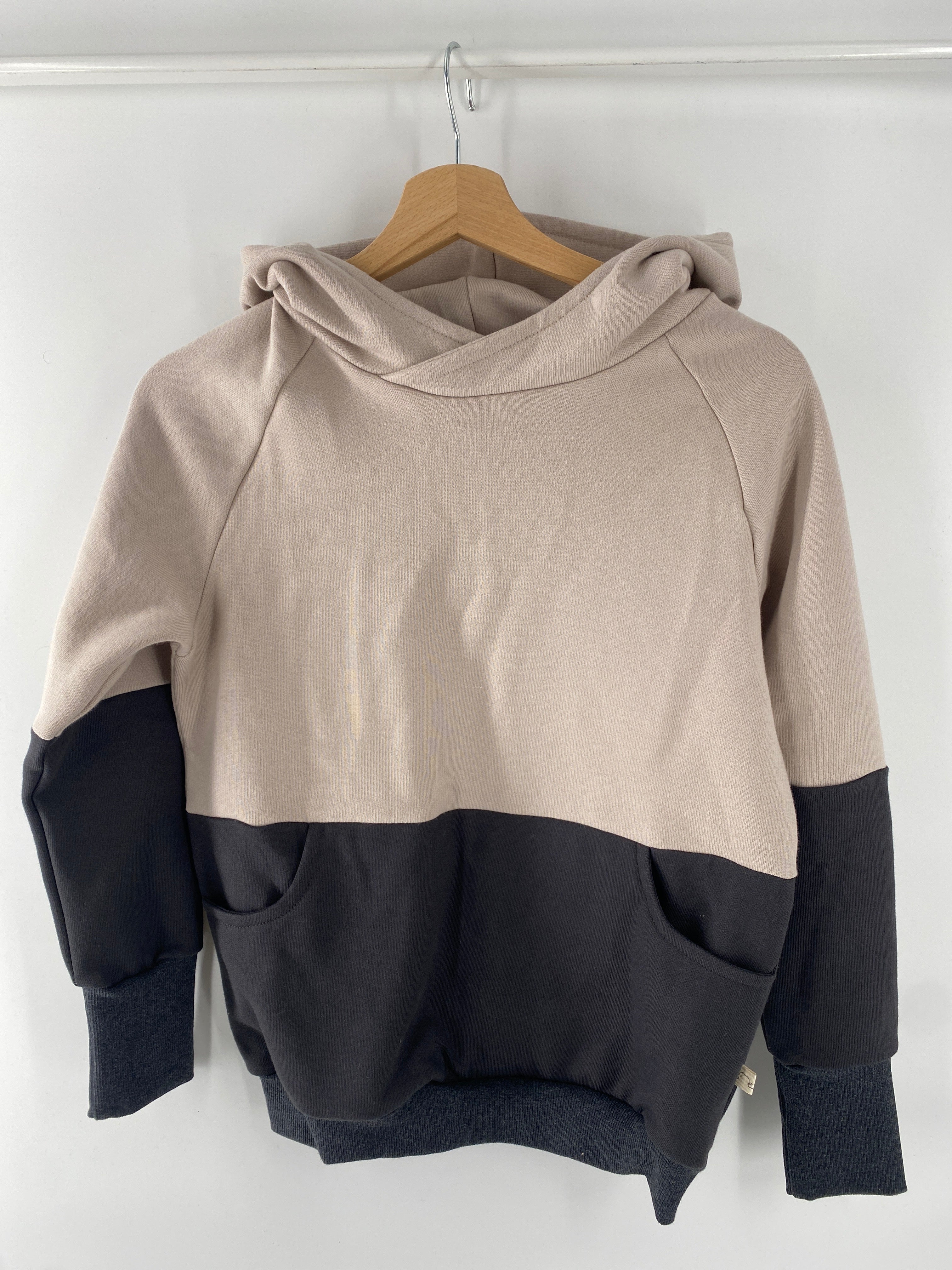 NEU Hoodie Bio-Baumwolle  Sand/Ruß Gr 8/9