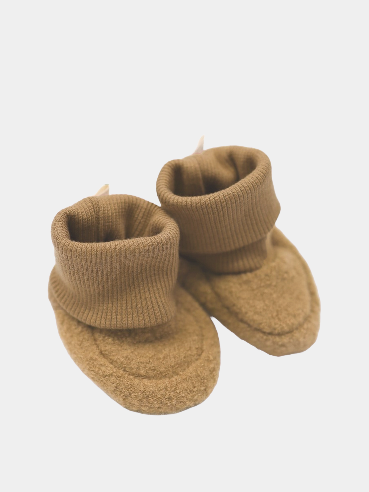 Babybooties Wollwalk - Kamel, handgenähte braune Wollwalk-Babybooties mit elastischen Jersey-Bündchen, bieten Wärme und Schutz, passend zu Wollwalkanzügen und -Jacken.