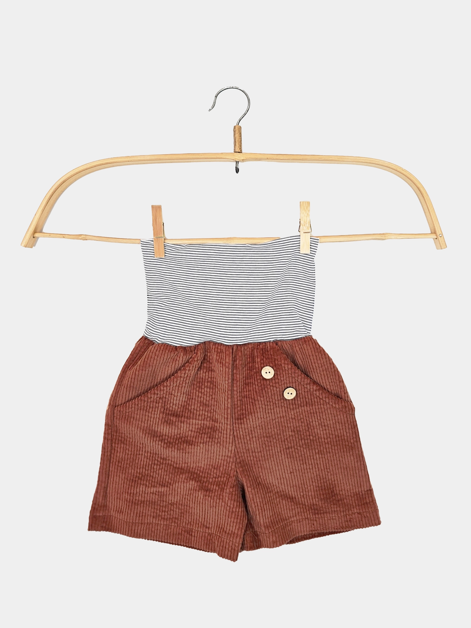 Kurze Buxe Breitcord Rost: Braune Cordshorts mit Knöpfen, gestreiftes Bündchen, bequem, nachhaltig gefertigt in Berlin. Ideal für Kinder, strapazierfähig und einfach anzuziehen.