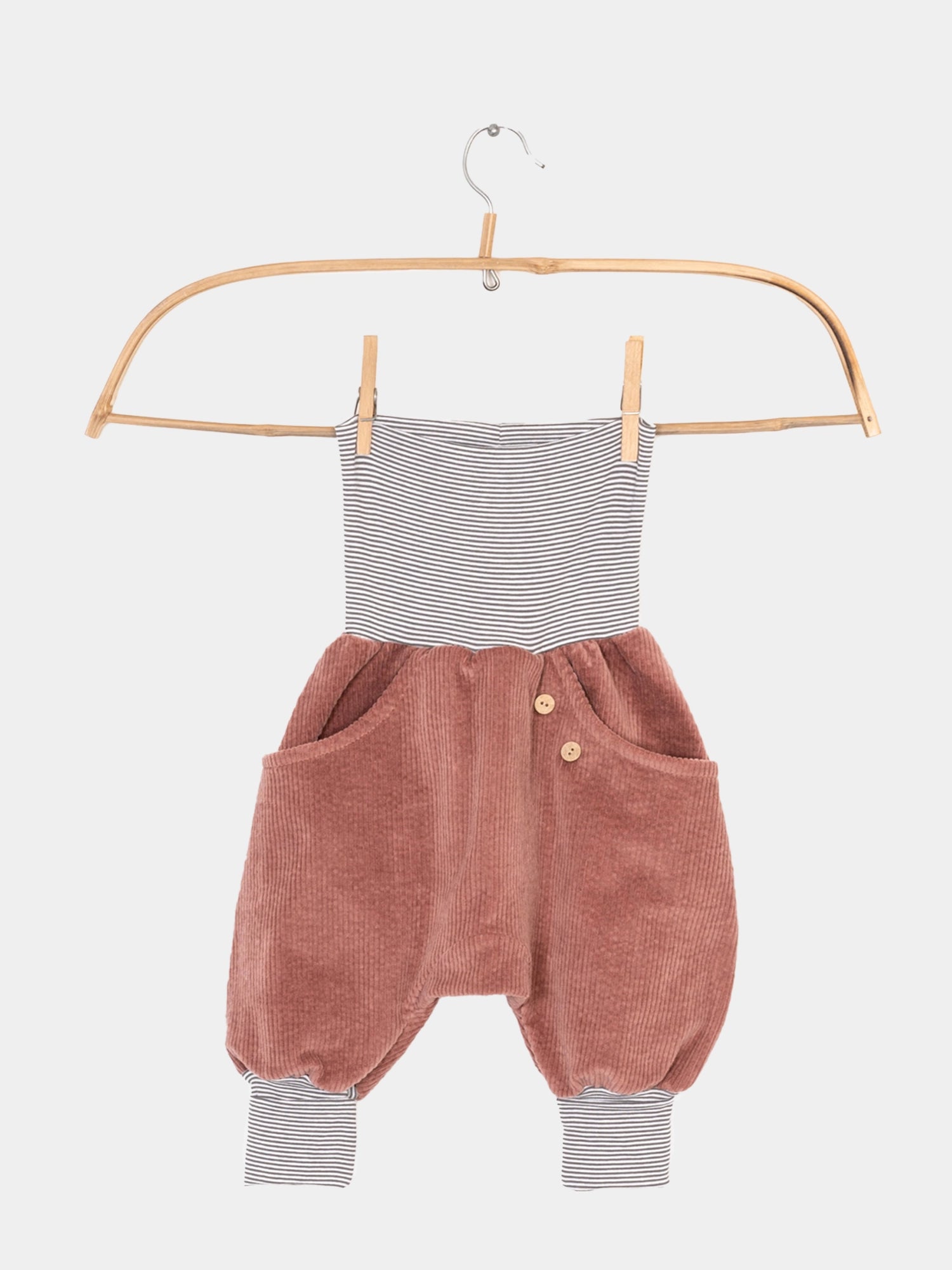 Knickerbocker Breitcord mit Ringelbündchen - Rosenholz auf einem Bügel, zeigt gestreifte Bündchen und eine große Känguruhtasche, ideal für Bewegungsfreiheit und Komfort. Bequeme Kinderhose.