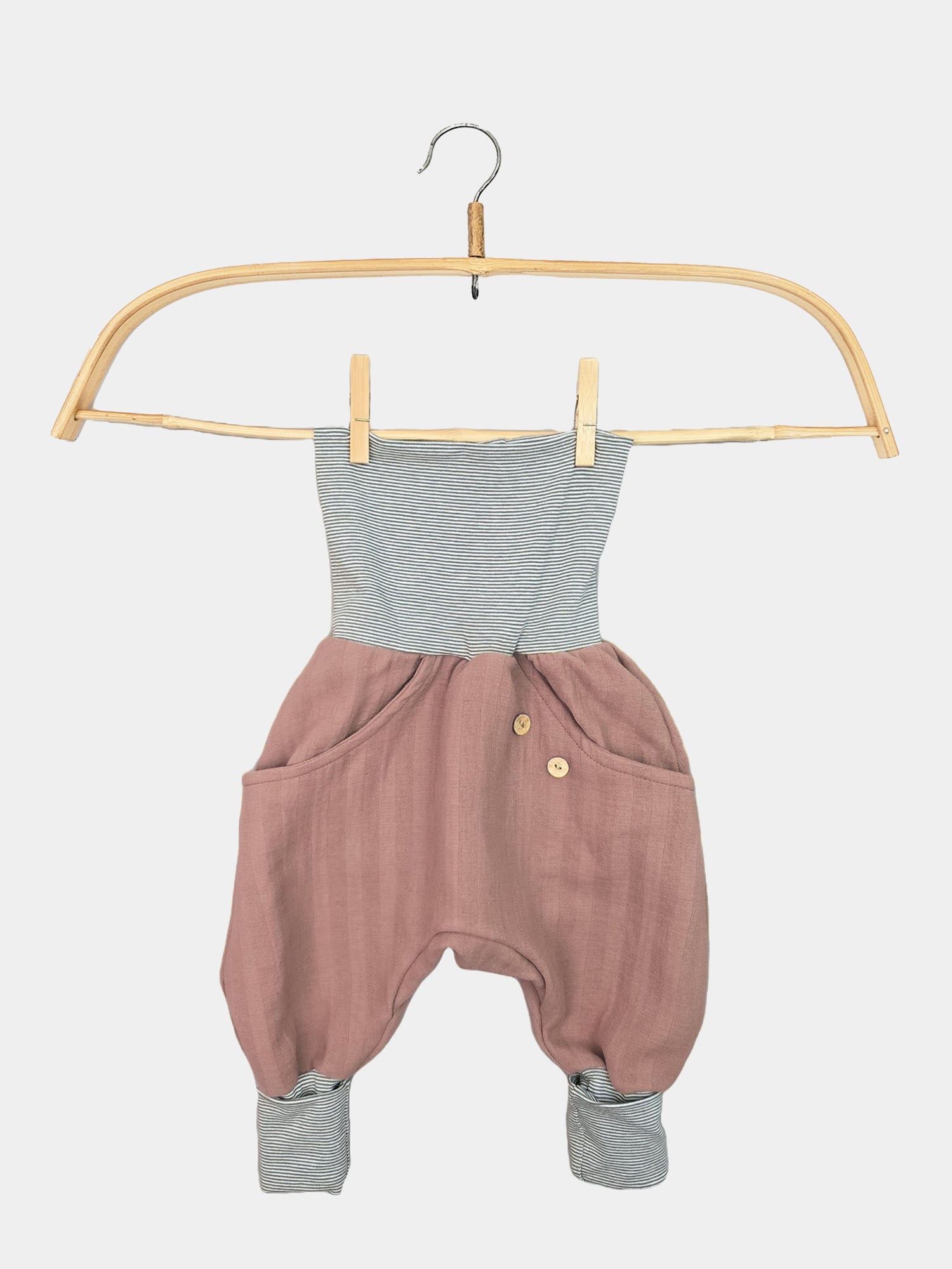 Knickerbocker Musselin aus 100% Baumwolle auf einem Kleiderbügel, leicht und angenehm für den Sommer, ideal für Kinder.
Die bequeme Kinderhose für den Frühling und den Sommer.