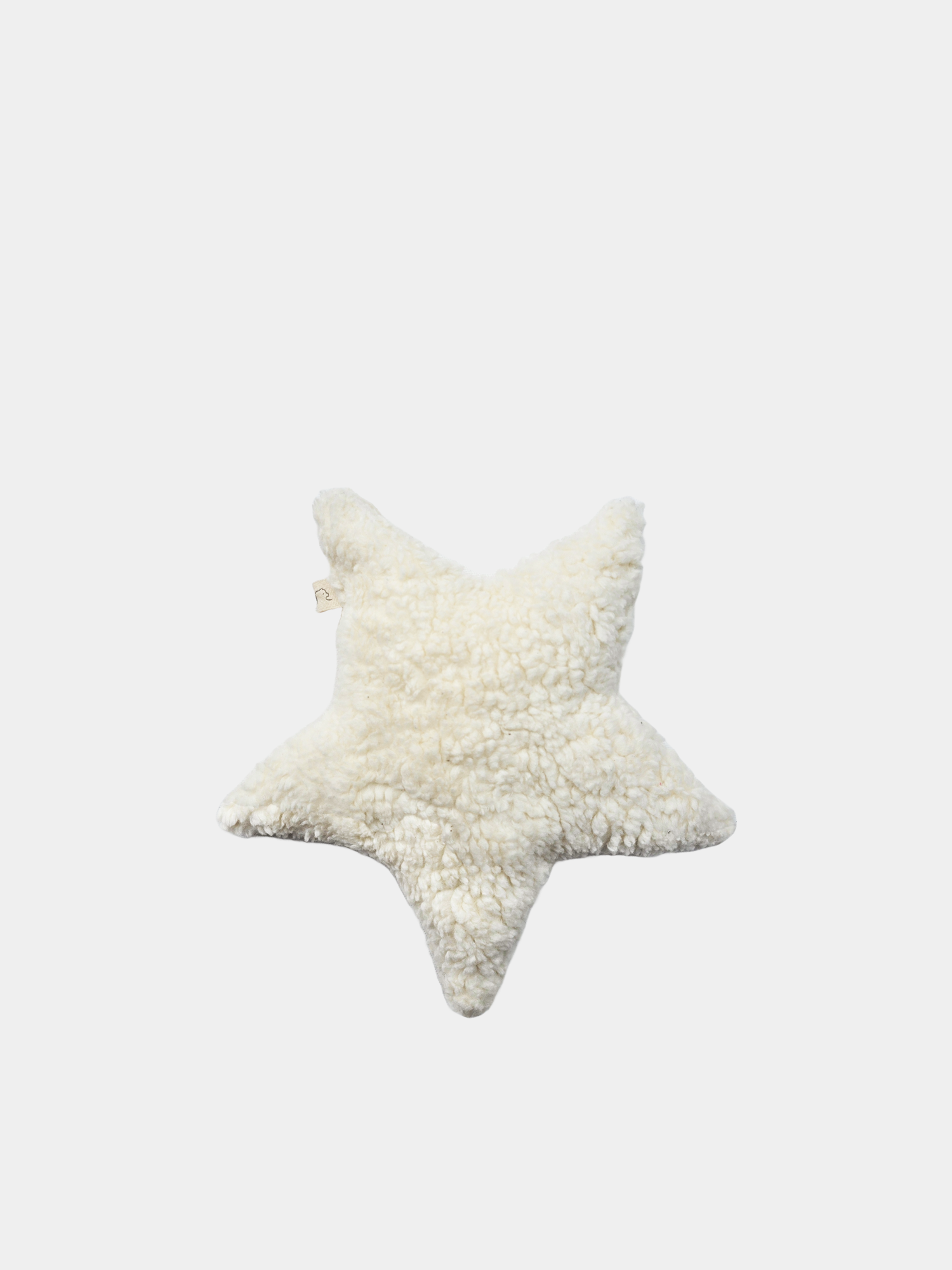 Kleiner Kuschelstern Bio-Teddy - Natur, ein weißer, sternförmiger Kissen aus 100% Bio-Baumwolle, handgenäht aus Stoffresten in Berlin, ideal für Kinder und als nachhaltiges Geschenk zur Geburt