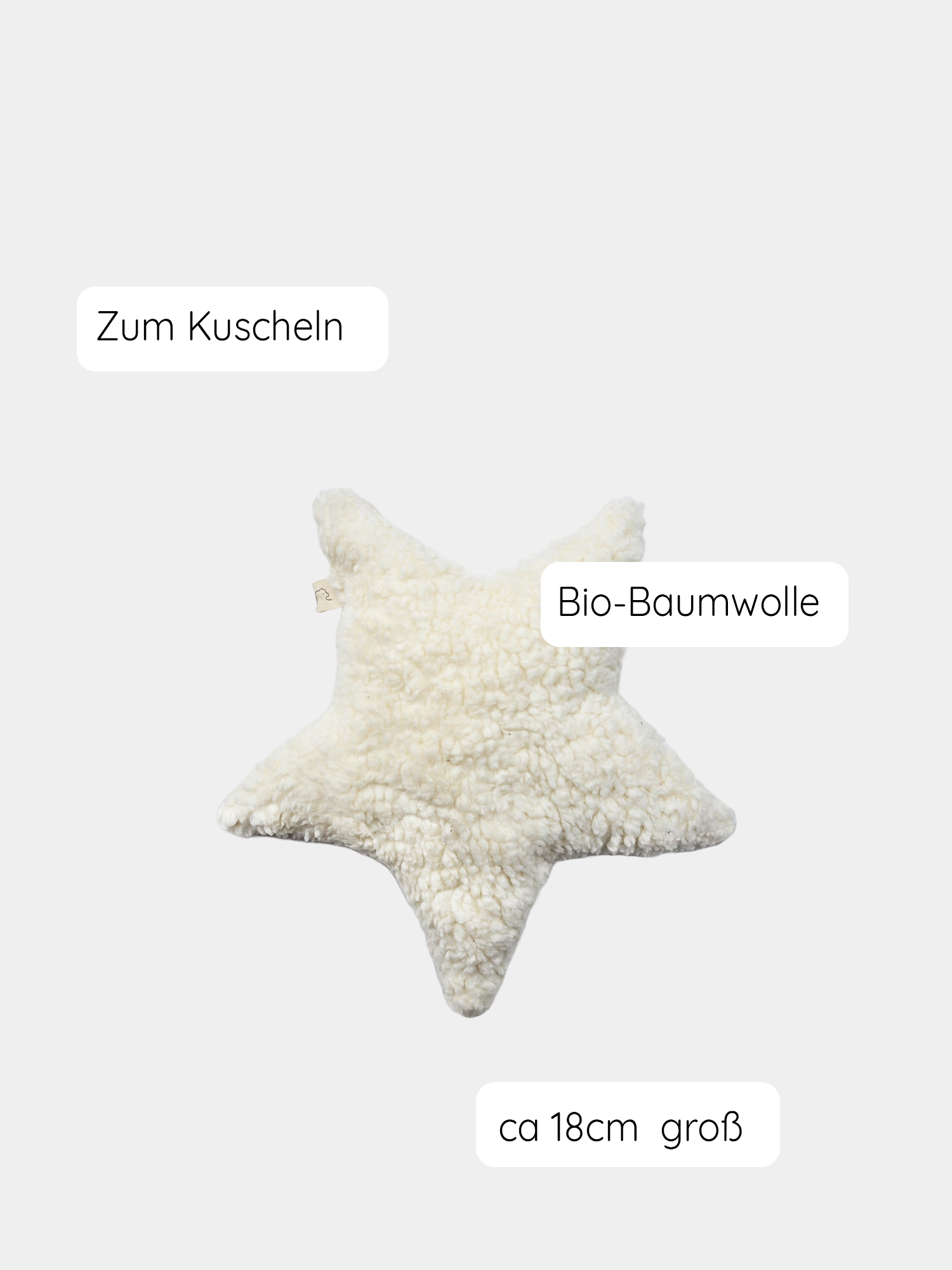 Kleiner Kuschelstern Bio-Teddy - Natur: Ein weißes, sternförmiges Kissen aus flauschiger Bio-Baumwolle, handgenäht in Berlin, ideal als Geschenkidee zur Geburt oder Kuscheltier.