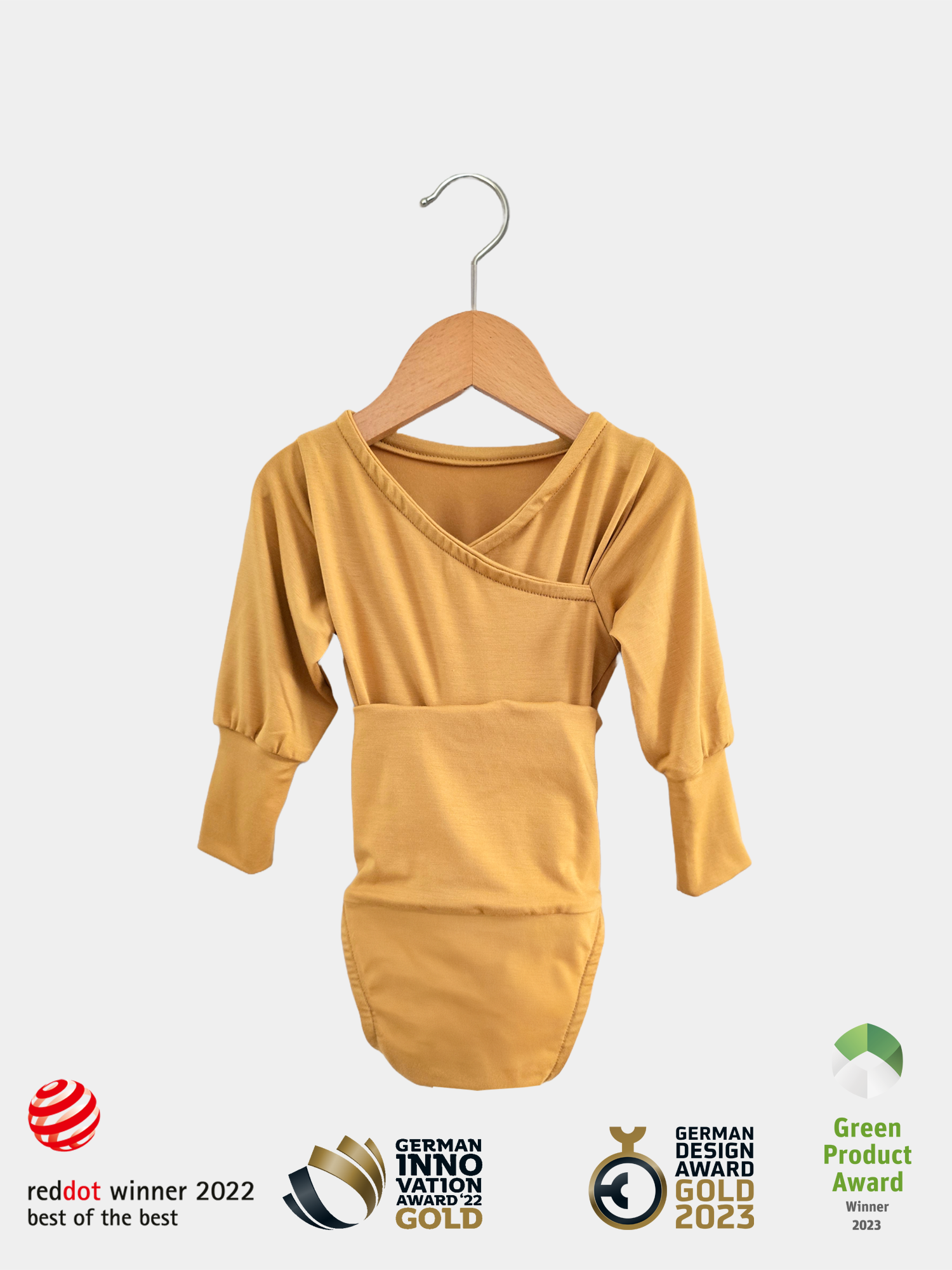 Loopbody Bambus - mitwachsender Babybody - Kurkuma auf einem Holzbügel, gelbes Shirt ohne Knöpfe, ideal für leichtes Wickeln und optimalen Komfort.