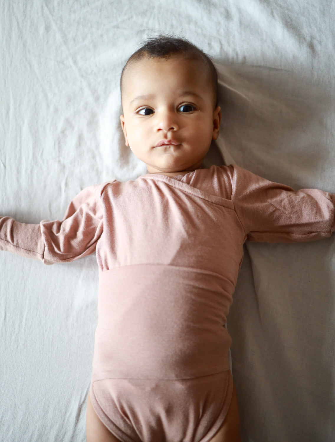 Loopbody cashmere blend - growing baby bodysuit - powder